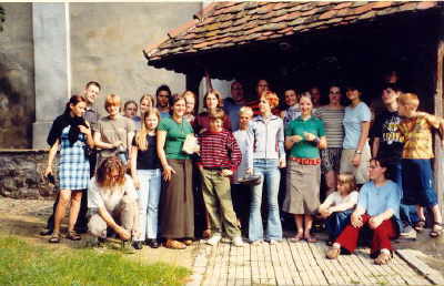 Chorreise Sommer 2002: Rumnien - vor der Kirche in Michelsberg